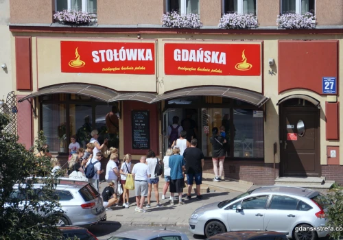 Stołówka Gdańska przeszła do historii. Dwie naklejki MUALA od Książula dla jednego lokalu
