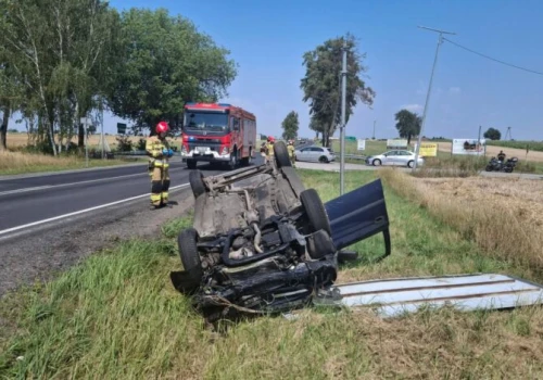 Wypadek i ruch wahadłowy na DK91. Jeden z samochodów wpadł do rowu i dachował