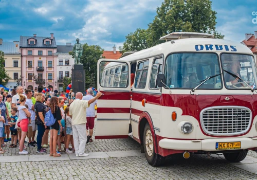 Ogromna kolejka do przejażdżki legendarnym Jelczem. Tak wyglądała ostatnia Niedziela na Rynku