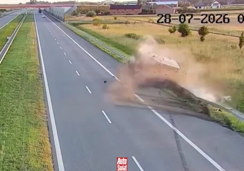Bus przeleciał przez barierę na A1. 67 kierowców ominęło wypadek