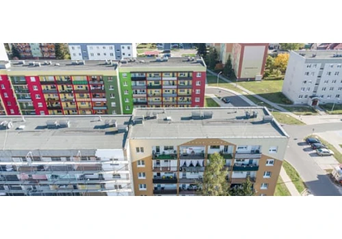 Fala upałów zaczyna się w budynku. Dlaczego jedne mieszkania nagrzewają się bardziej od innych?