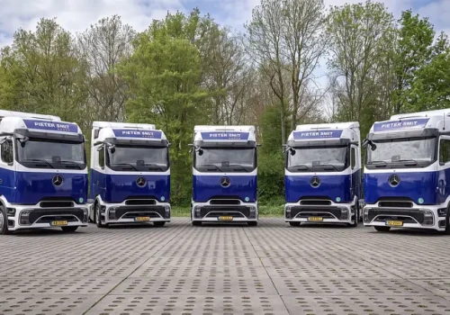 45 Mercedesów dla Pieter Smit, w tym 5 premierowych eActrosów Lowliner