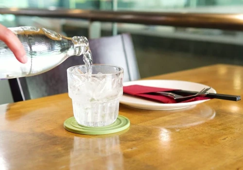 Nie będzie darmowej wody w restauracjach. Rejterada rządu ciosem dla klientów