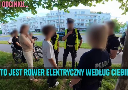 Konfitura ponownie zabrał kluczyki dzieciakowi na motorowerze i wezwał policję. Dzieciakom było zabawnie do przyjazdu policji