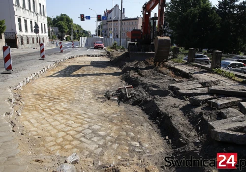 300 ton granitowej kostki wyjechało ze Świdnicy. Prezydent nie miała nic, by oferować do sprzedaży mieszkańcom