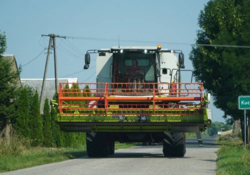 Żniwa kontra przepisy. Ten błąd z kombajnem może drogo kosztować