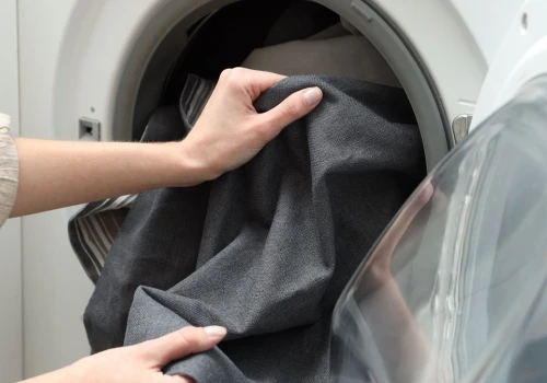 Czarne ubrania śmierdzą po praniu? Zmień 1 rzecz, a problem zniknie