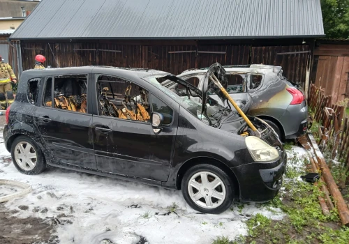 Pożar dwóch samochodów osobowych w Wągrowcu