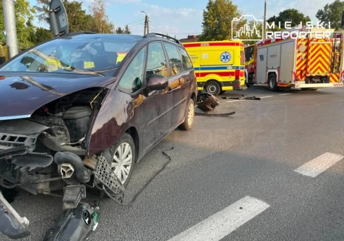 Citroen wjechał na czerwonym. Ważne skrzyżowanie zablokowane po zderzeniu
