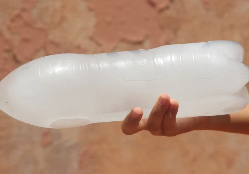 Zamrożona butelka PET zamiast klimatyzacji. Jak prawidłowo wykorzystać ją w czasie upału?