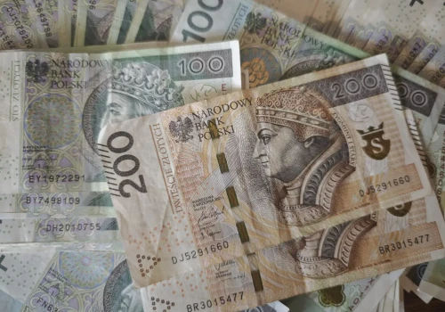 Ile trzeba odkładać miesięcznie, żeby zebrać 10, 30 albo 50 tys. zł? Proste wyliczenia