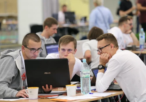 Juniorzy znikają, seniorzy drożeją. AI wywróciła rynek pracy w IT