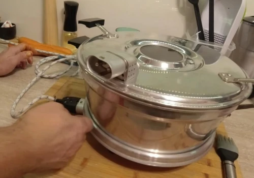 Air fryer ma nowego rywala w kuchni. Legendarny sprzęt z PRL wraca na blaty