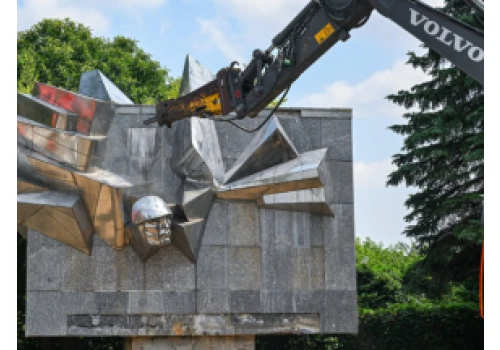 Historyk sztuki: niszcząc pomniki z czasów PRL, wymazujemy część polskiej historii