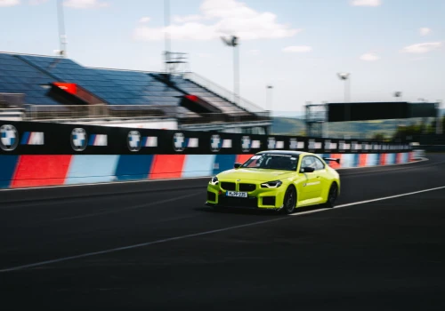 BMW M2 z pakietem M Performance Track Kit o pół sekundy szybsze od M2 CS. Nowy rekord Nordschleife