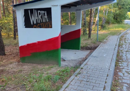 Nowe oblicze przystanku w Osjakowie. Klubowe barwy GLKS Warta ozdobiły ul. Sieradzką