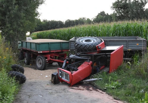 Ciągnik z trzema przyczepami przewrócił się na zjeździe. Rolnik trafił do szpitala
