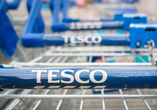 Sklepy Tesco posprzątają roboty. Trafiły już do 600 placówek
