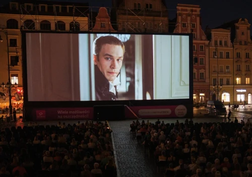 Wielkie kino pod gołym niebem. „Pan Tadeusz” zachwycił na wrocławskim Rynku
