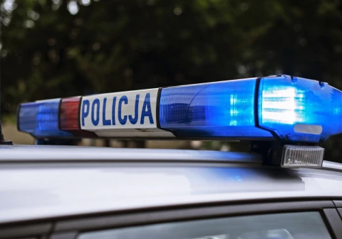 Nietrzeźwy policjant prowadził radiowóz i spowodował kolizję