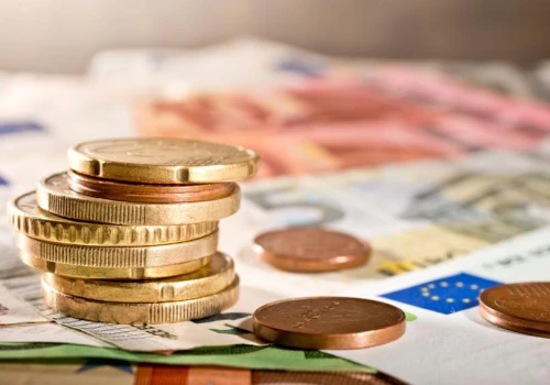 Kurs euro balansuje na linii wsparcia. Dolar próbuje odrabiać straty