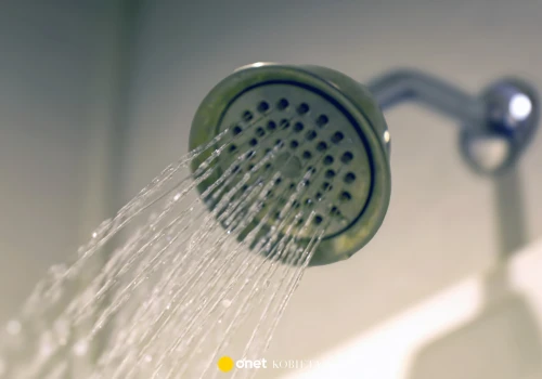 Ile minut pod prysznicem to za dużo? Sprawdź, co radzą specjaliści