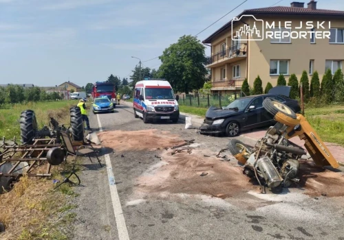 Wypadek podczas zjazdu na pole. Ranny 72-letni kierowca Ursusa