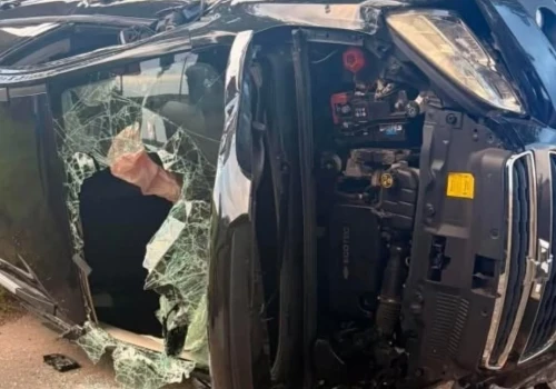 Auto uderzyło w drzewo pod Ciechanowem. Dwie osoby poszkodowane