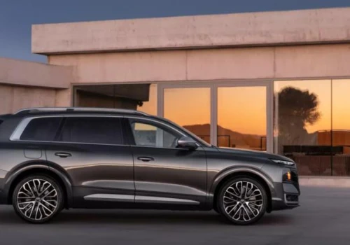 Audi zmienia plany przed premierą Q9. Nowe elektroniczne klamki przejmie A2 E-Tron