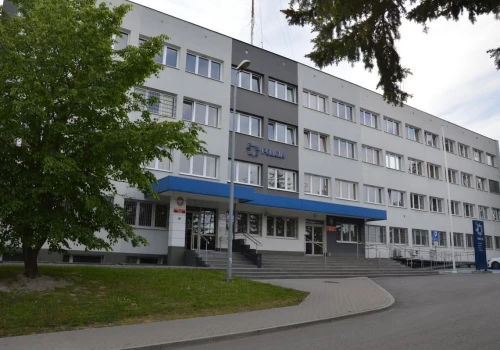 Pijany policjant wjechał radiowozem w ścianę własnej komendy w Chełmie. Miał wyjechać na patrol