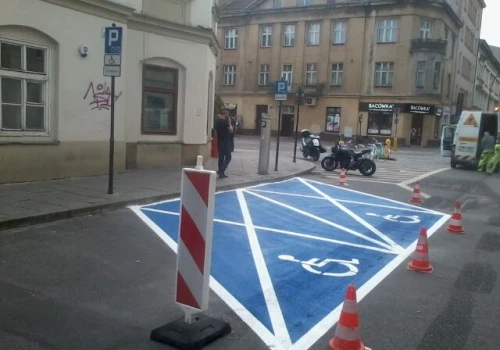 15 miejsc dla osób z niepełnosprawnościami zniknęło z centrum Krakowa. Miasto nie planuje ich przywrócenia