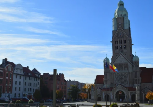 Wybetonowany plac zmienią w zieloną przestrzeń. Tak będzie wyglądał rynek na Śląsku