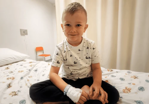 Janek ma 10 lat i od urodzenia walczy o własne zdrowie. Dziś, po raz pierwszy, ma przed sobą realną szansę