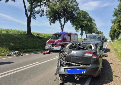 18-latek wyprzedzał na wzniesieniu. Potrącił rowerzystkę i uderzył w auto. Nie żyje 76-latka