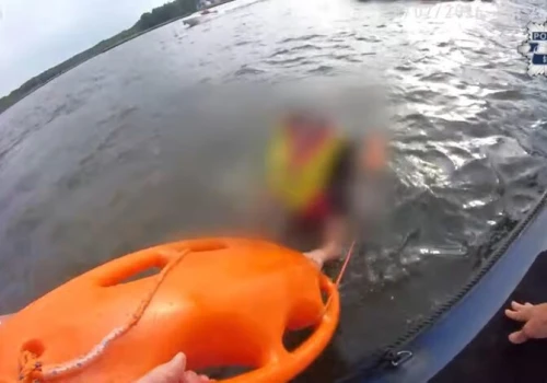 O krok od tragedii na zalewie w Poraju. Pijana para wpadła do wody po wywróceniu kajaka