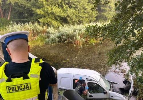 Niebezpieczny manewr na ulicy Wierzejskiej. Kierowca wyskoczył jadącego z auta, a pojazd wpadł do wody