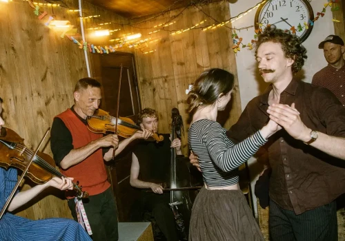 Potańcówki pod Radomiem. Muzyka tradycyjna to nie tylko biesiada
