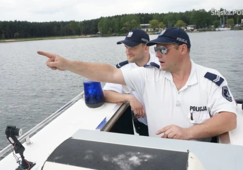 Biskupiec. Płynął motorówką po alkoholu. 38-latek wpadł na jeziorze Dadaj