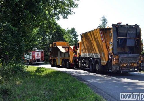 Śmieciarka przewróciła się na ul. Rybnickiej. Droga przez kilka godzin była całkowicie zablokowana