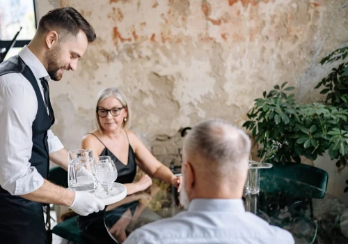 Czy restauracje powinny podawać darmową kranówkę? Polska na tle Europy i USA