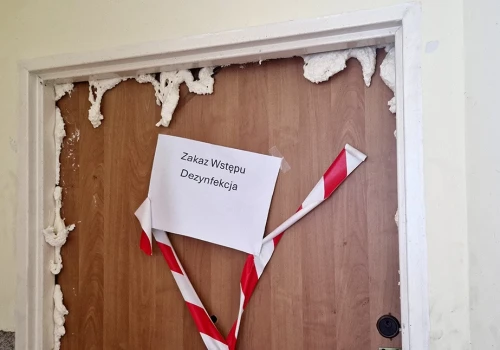 Wrócili do mieszkania z odpadami. Sąsiedzi przerażeni