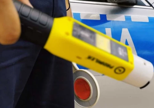 Miał ponad 2 promile. Rowerem elektrycznym uderzył w zaparkowane auto