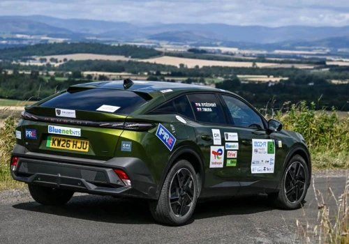 Peugeot E-408 sensacyjnie prowadził w Szkocji. Debiut zakończył w TOP 7