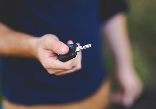 Upały potrafią zamienić auto w piekarnik. Ta funkcja kluczyka może szybko pomóc