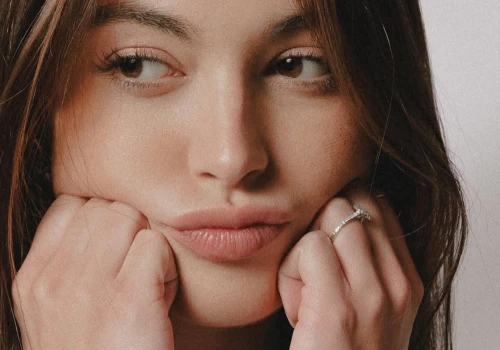 Pełne usta w stylu quiet beauty. Trzy proste gesty makijażystów, które działają jak iluzja
