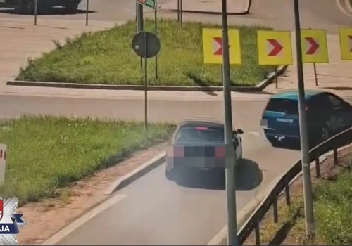 Na rondzie prosto. Policja opublikowała nagranie dwóch asów którzy nie zauważyli ronda