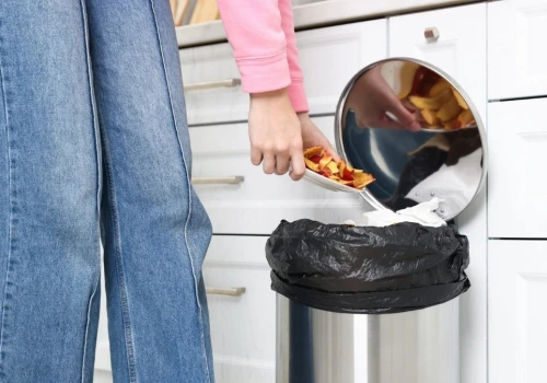 Wyłóż dno kosza przed włożeniem worka. Muchy i brzydki zapach znikną