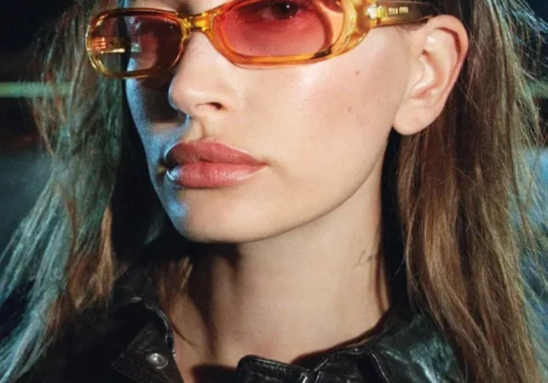 Nowy „it-item” od Miu Miu. Hailey Bieber nosi dodatek, który pamiętasz ze szkoły
