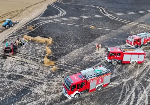 Duży pożar przy autostradzie A4. Samochód strażacki spłonął w czasie akcji gaśniczej