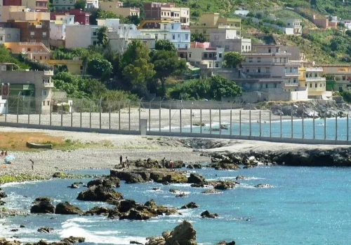 Ceuta na granicy wytrzymałości. Setki dzieci-migrantów bez opieki, ośrodki przepełnione o blisko 3000 procent